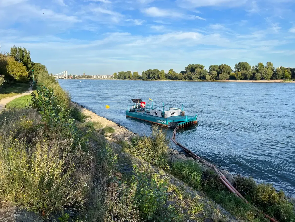 Eine schwimmende Plattform filtert Müll aus dem Rhein bei Köln.