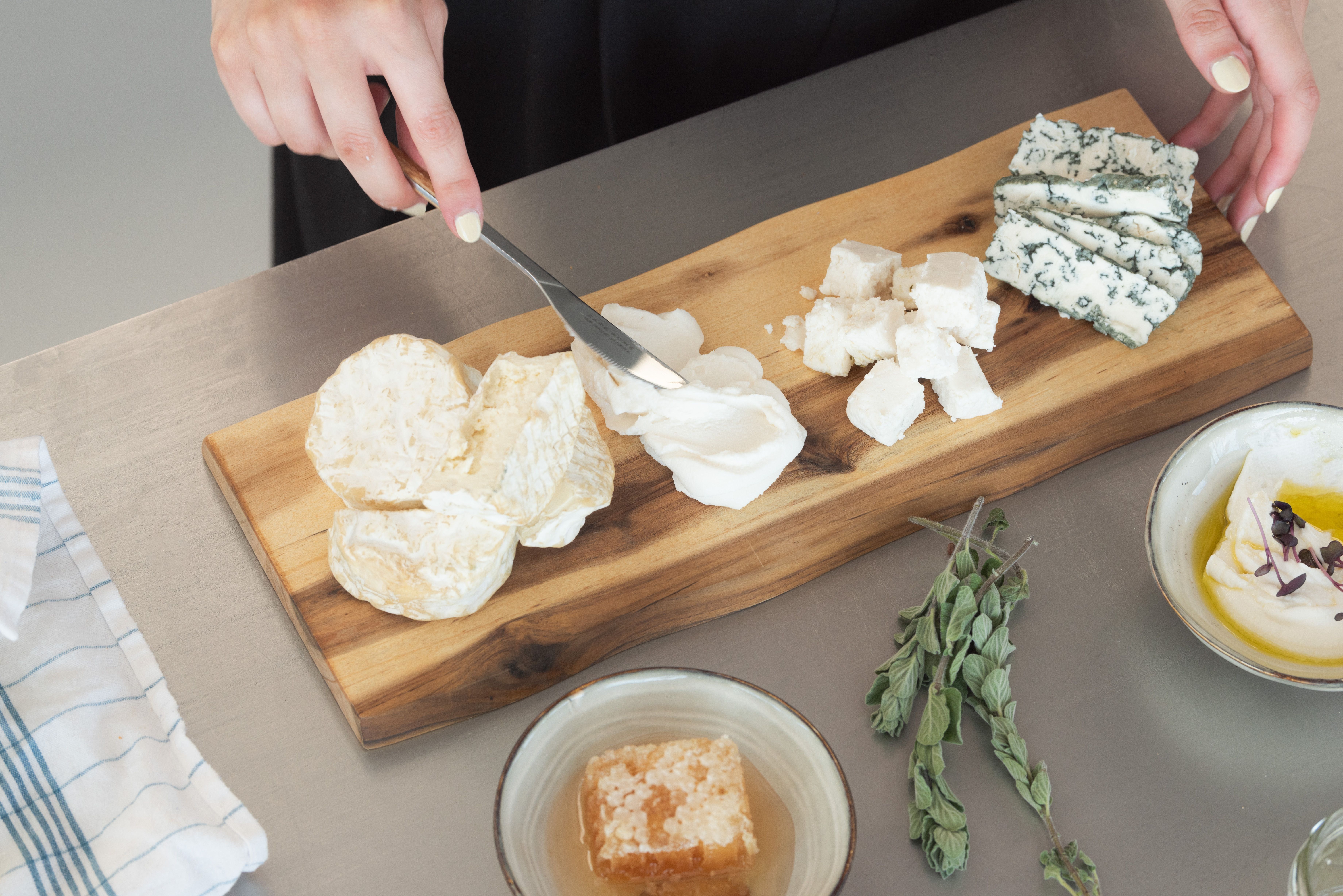 Ohne Milch hergestellter Käse an einer Präsentation.