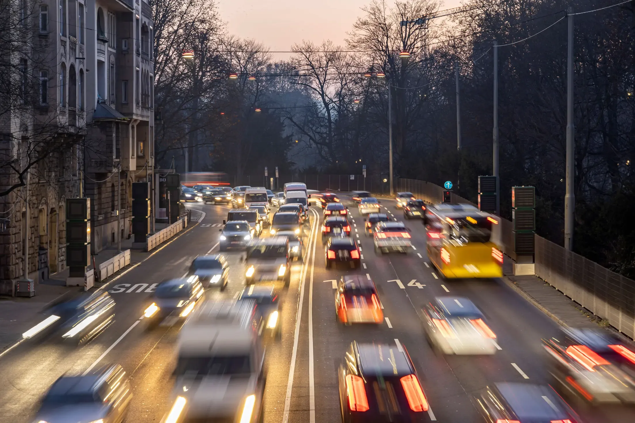 Bild einer Strasse auf der der Feierabendverkehr durchläuft