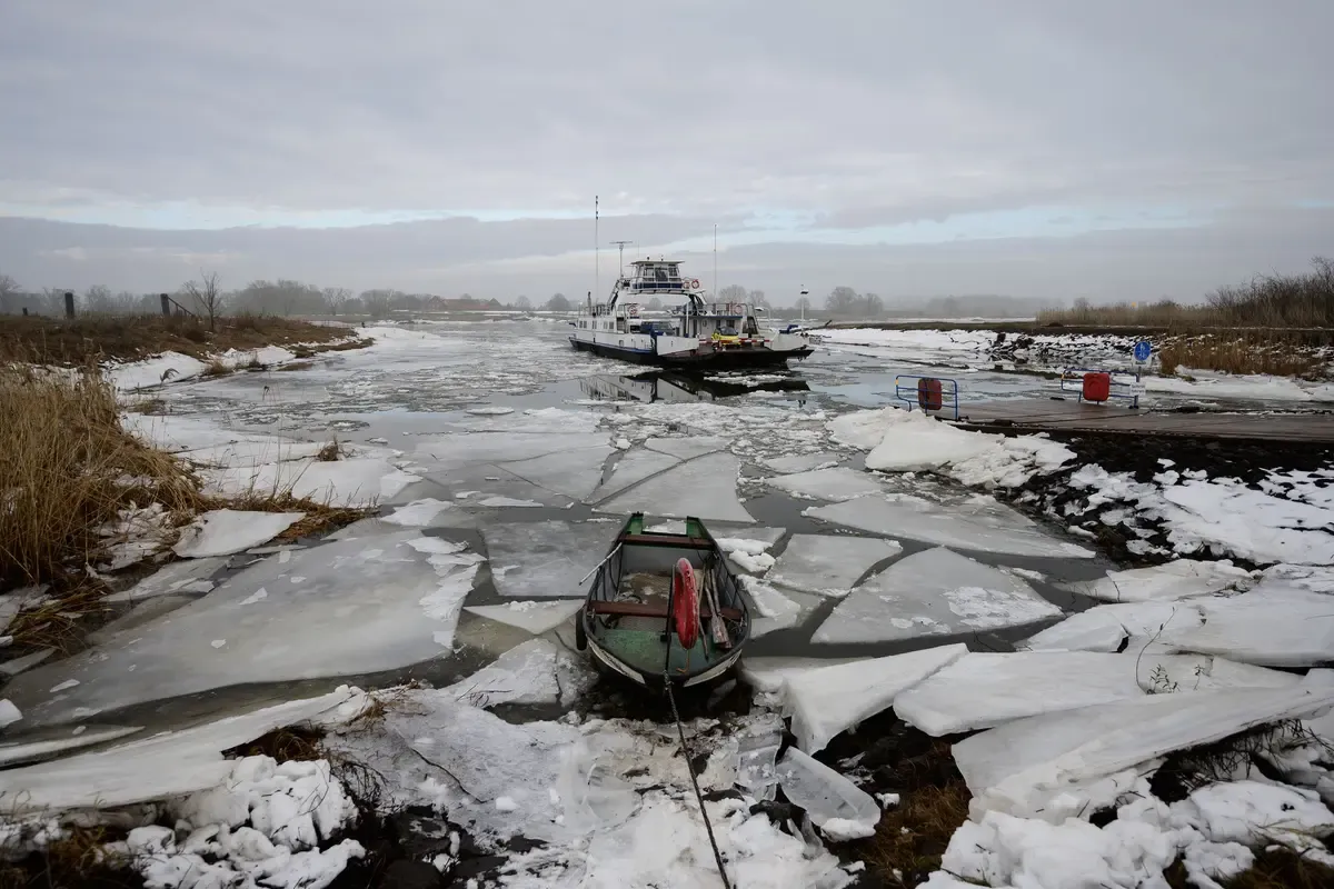 Durch die Kälte bilden sich Eisschollen auf der Elbe – hier die Elbfähre Tanja, die am 15. Januar 2026 den Fluss querte.
