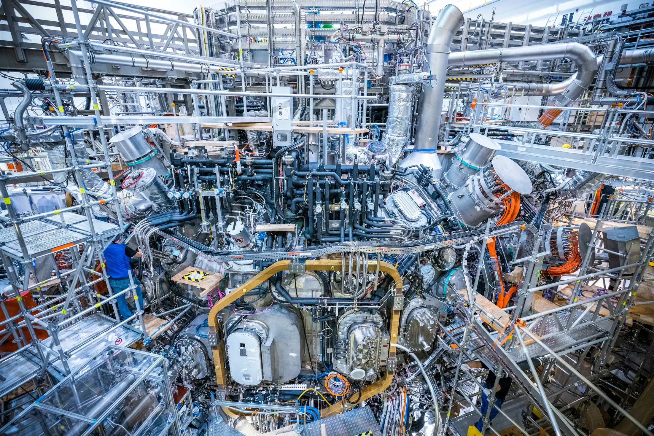 Der Fusionsreaktor Wendelstein 7-X in Greifswald ist der weltweit grösste Stellarator.