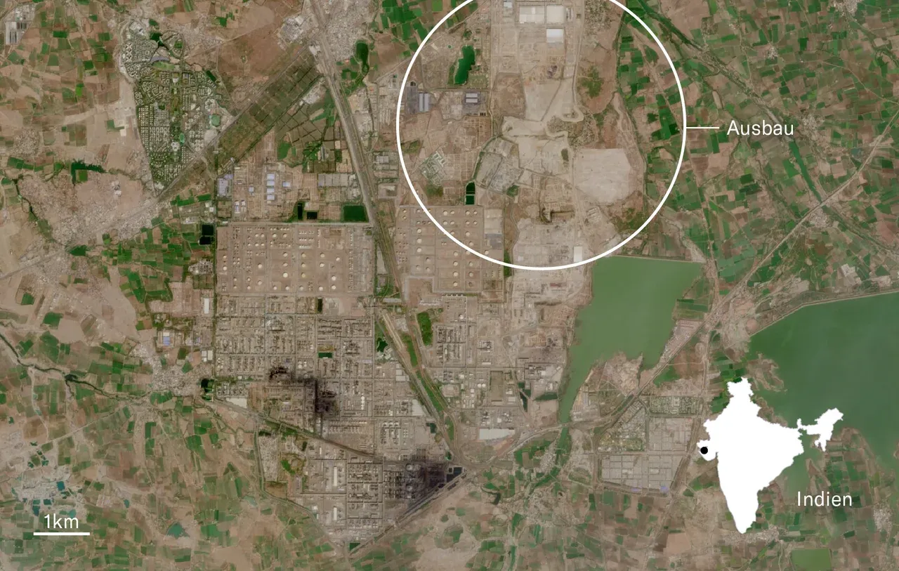 Auf Satellitenbildern ist ersichtlich, wie weiter im Umfeld der Raffinerie in Indien gebaut wird