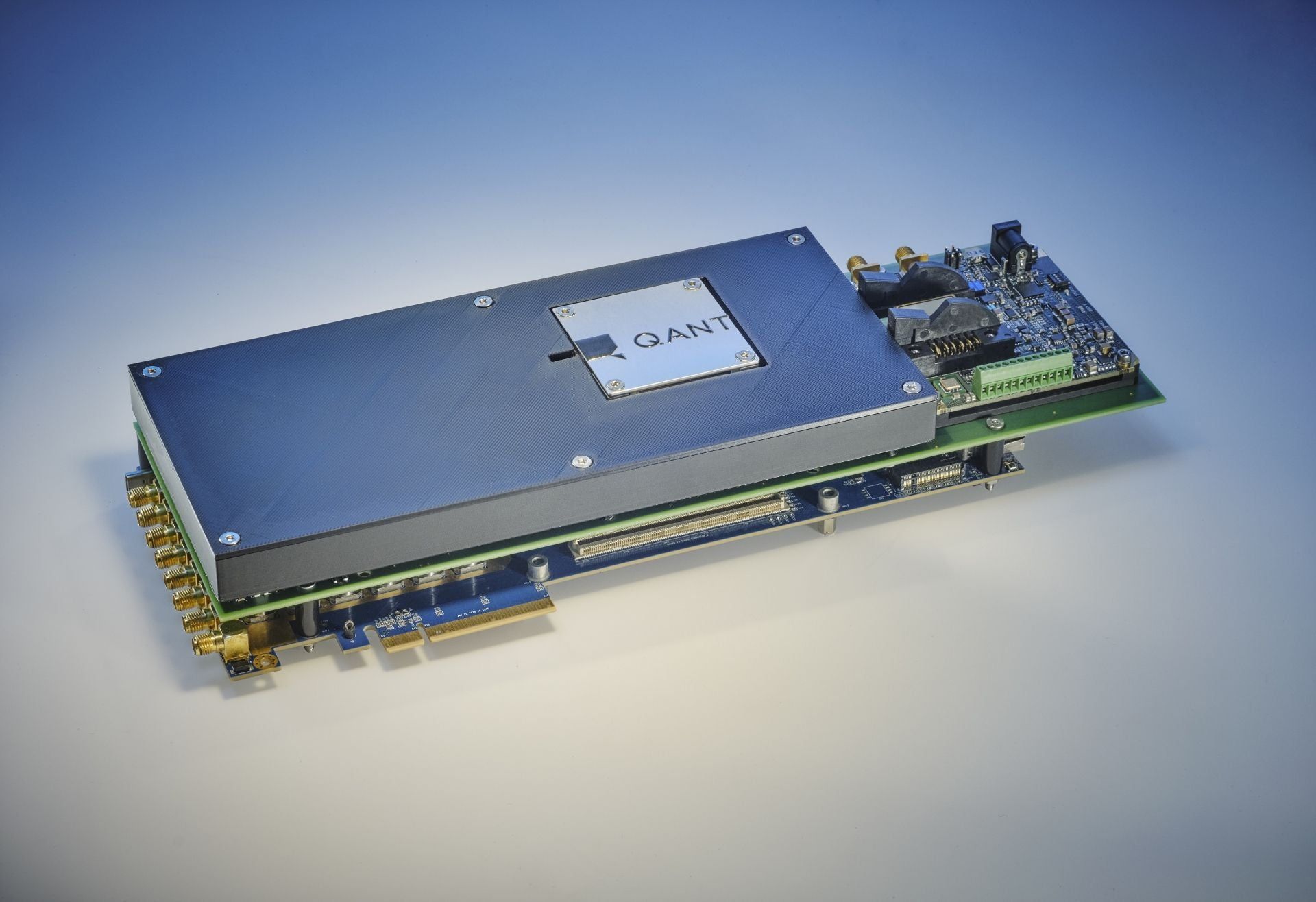 Der photonische Chip der Firma Q.Ant beschleunigt KI-Anwendungen.