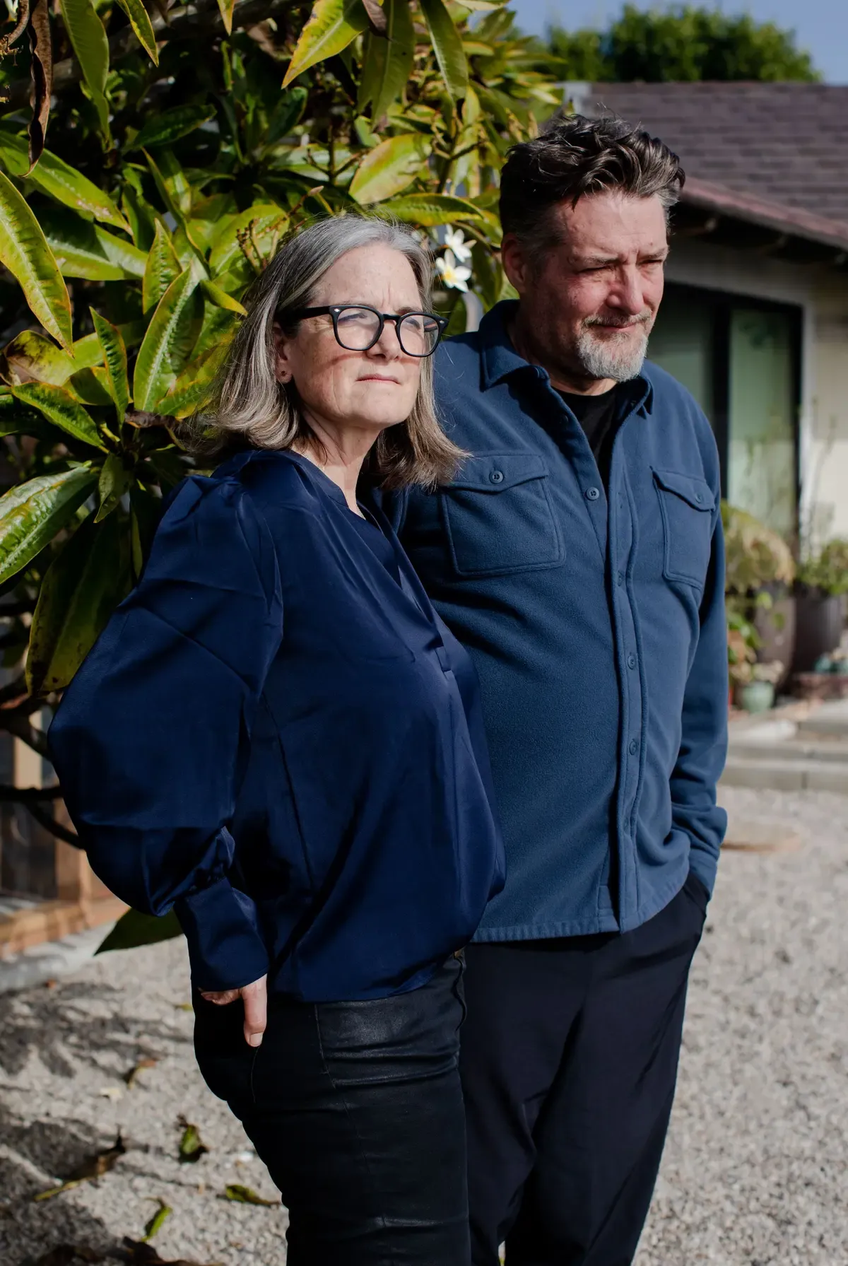 Kathrin und Felix Werner blicken von ihrer Terrasse auf den Pazifik, aber auch über die völlig zerstörten Nachbarhäuser.