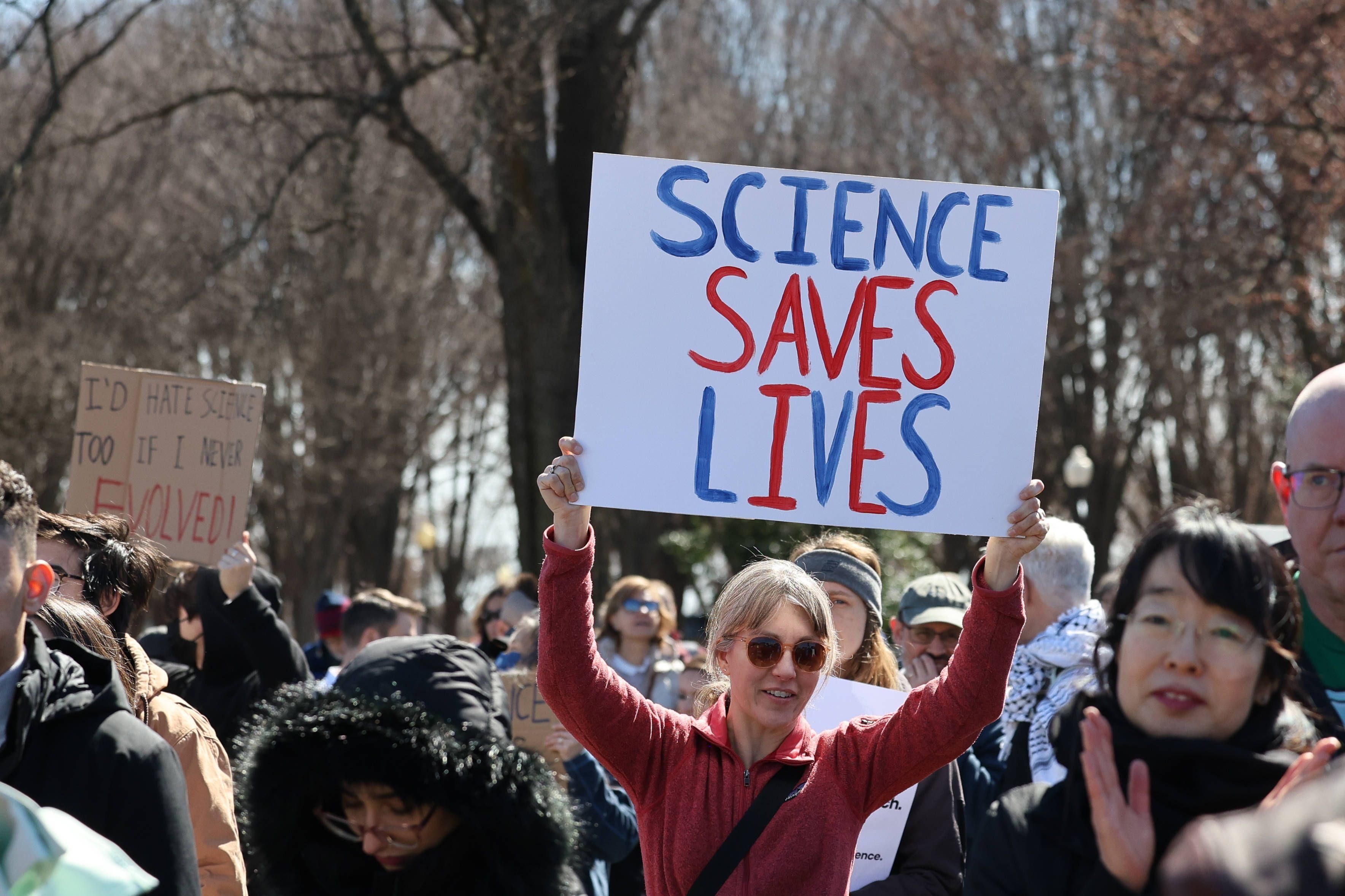 «Forschung rettet Leben» steht auf dem Schild einer Demonstrantin in Washington bei Protesten gegen Trumps Vorgehen gegen die Wissenschaft im März.