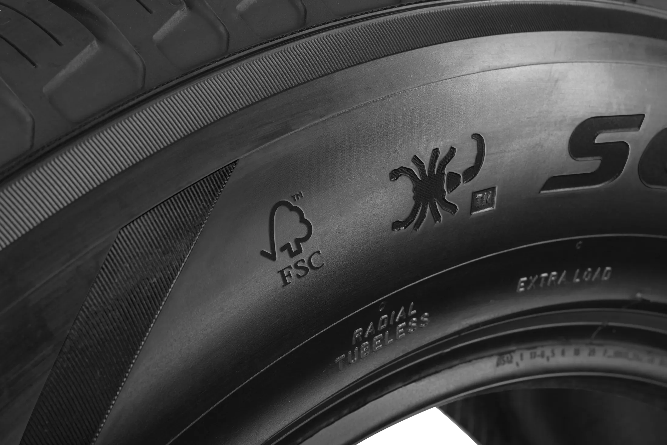 Das Logo der Forest Stewardship Council (FSC) auf einem Pneu von Pirelli