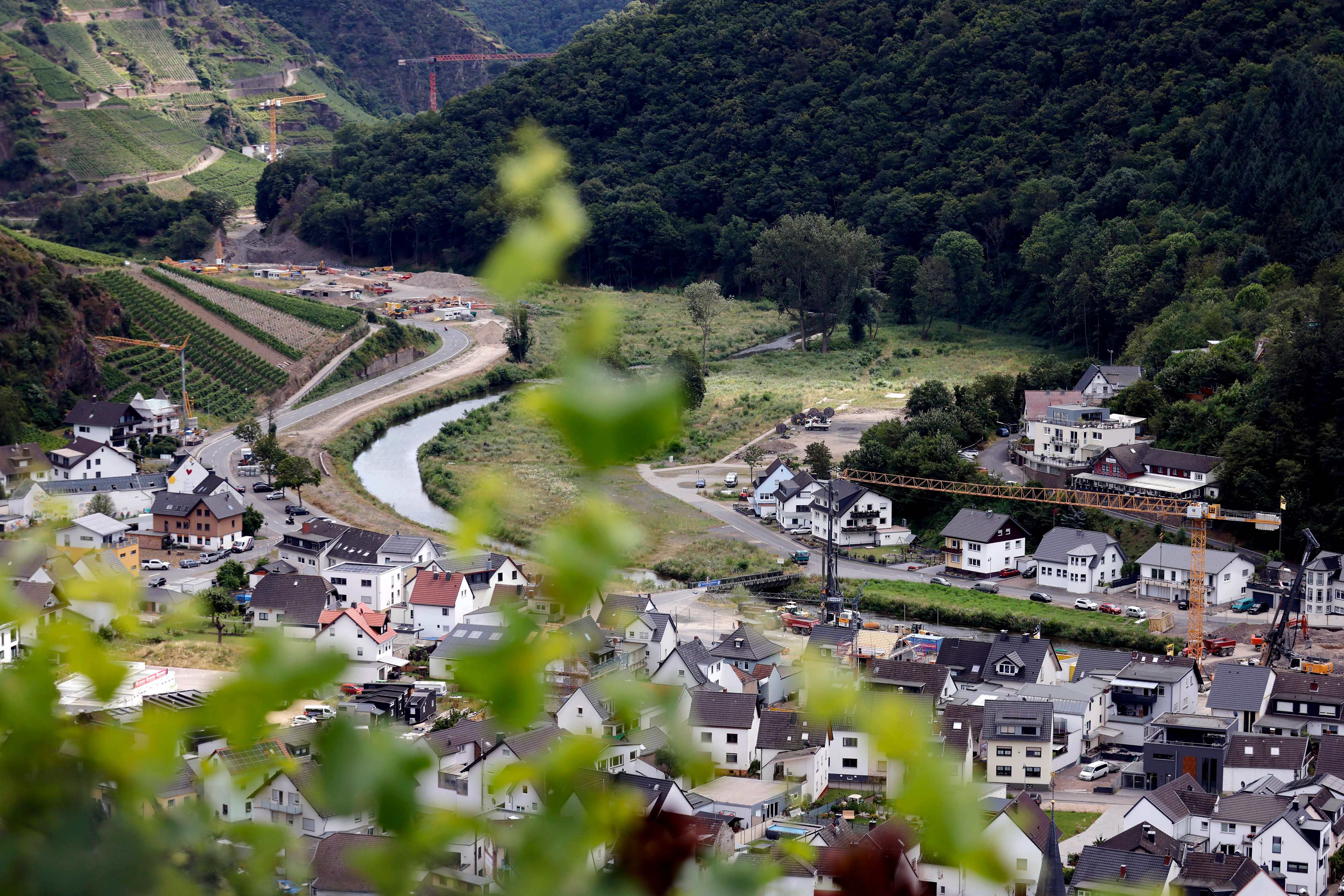 Blick auf ein Dorf im Ahrtal