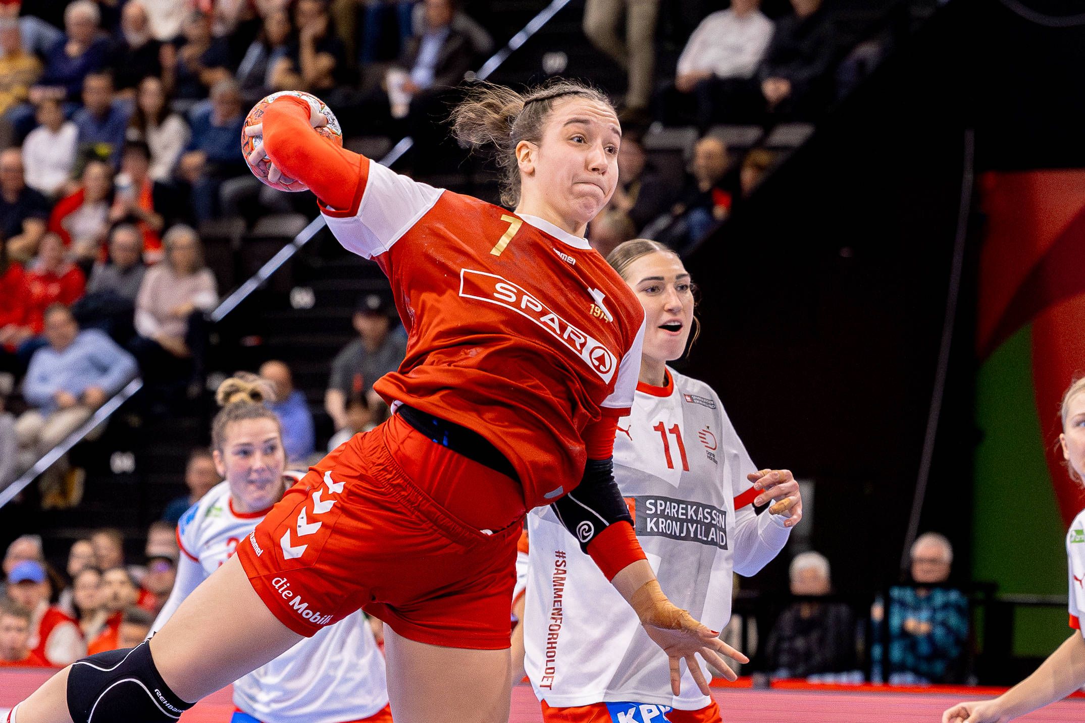 La joueuse de l'équipe nationale suisse Tabea Schmid lors du match contre le Danemark au Championnat d'Europe de handball féminin 2024. Image : Imago