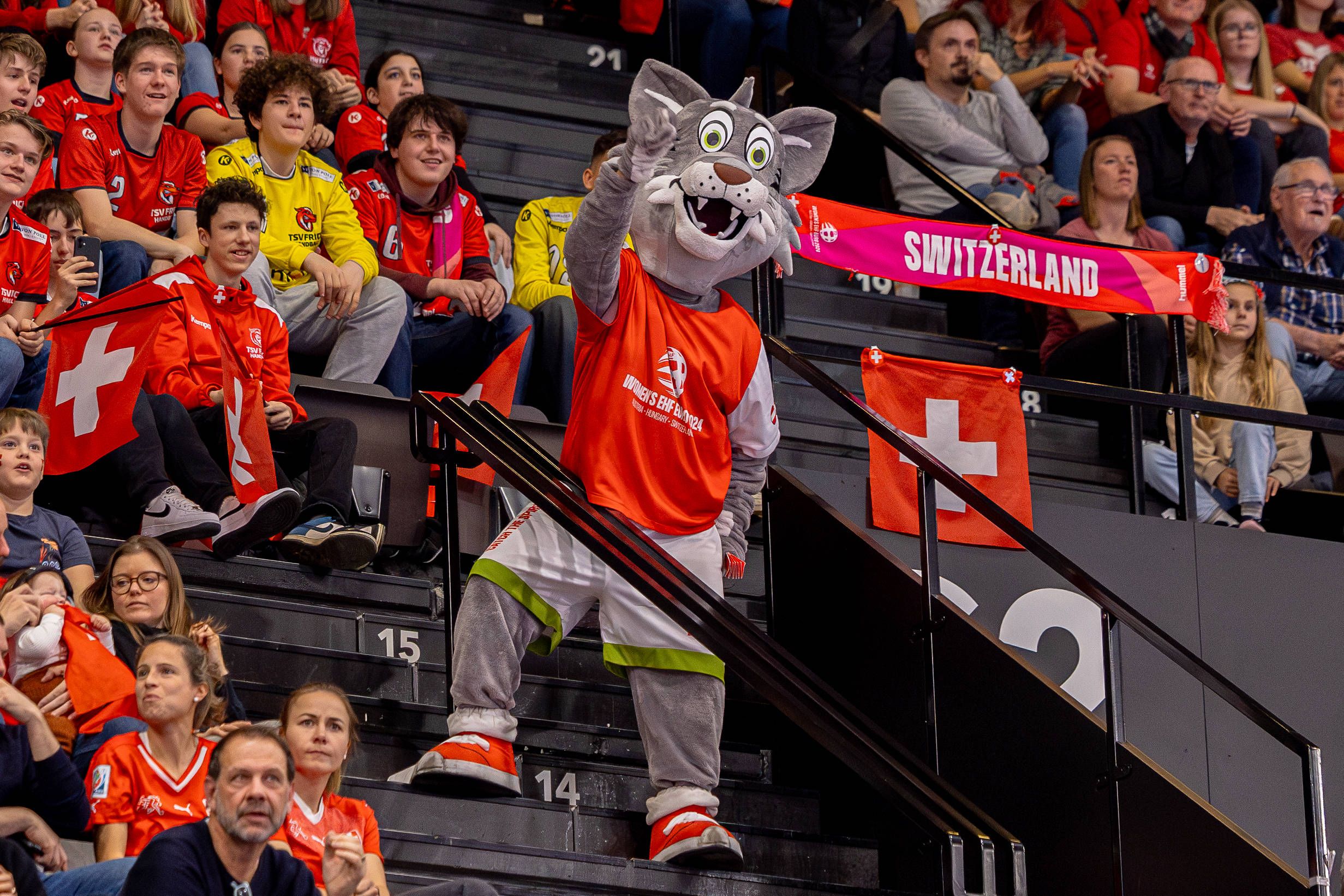La mascotte du championnat d'Europe de handball féminin 2024 à Bâle met de l'ambiance dans les rangs des spectateurs.