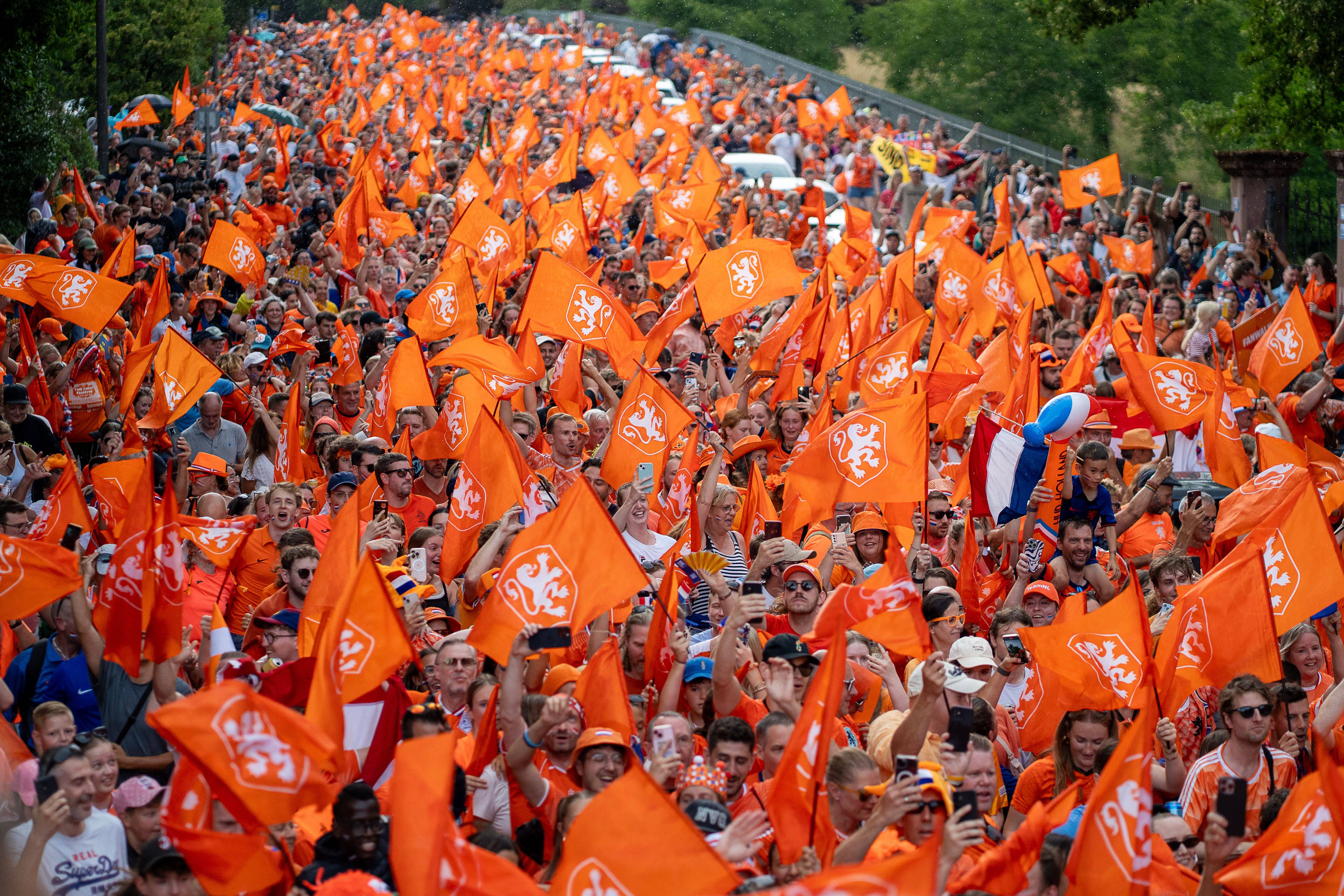 Les supporters de l'équipe néerlandaise en route pour le match au Parc Saint-Jacques de Bâle.