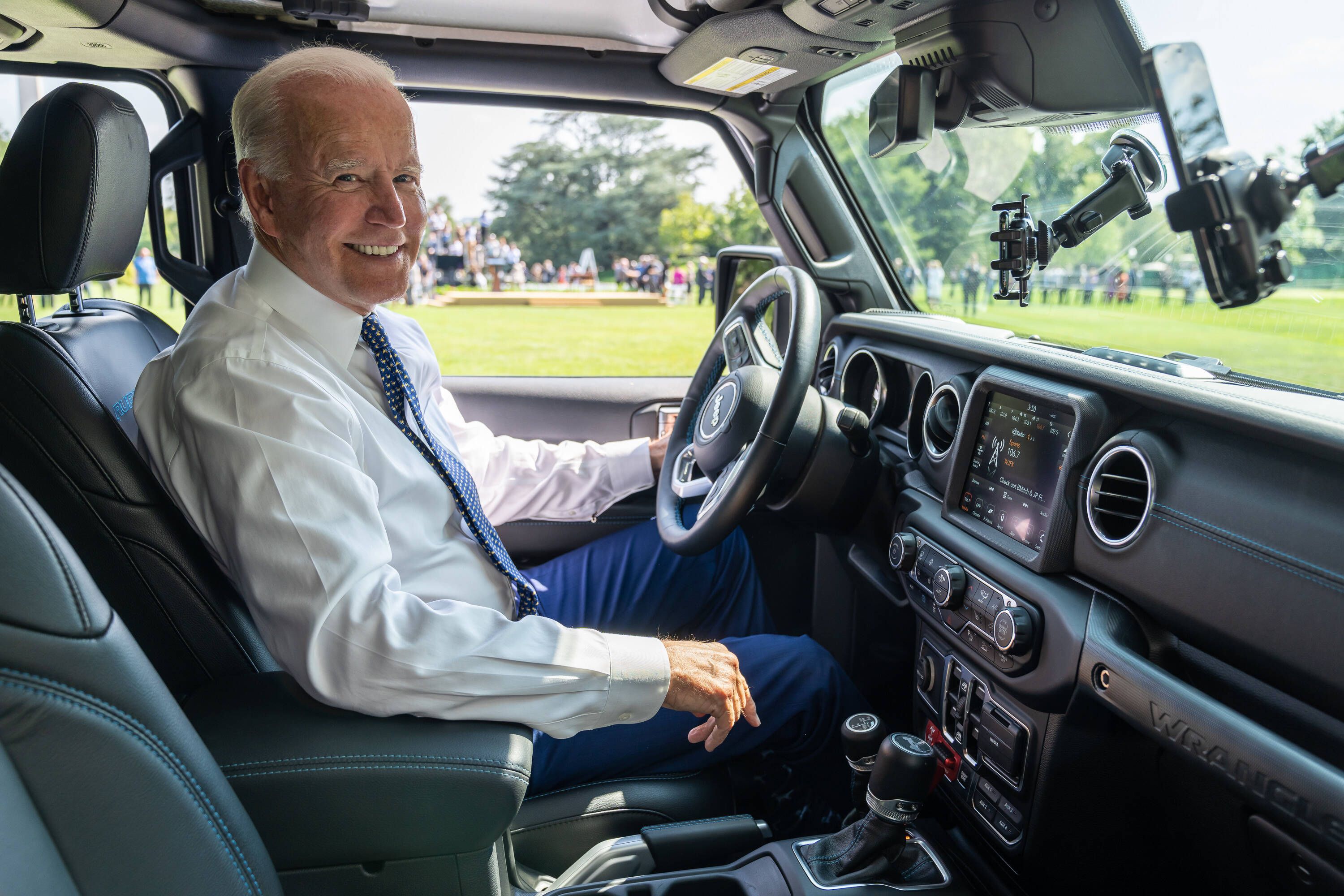 Joe Biden hinter dem Steuerrad eines Autos