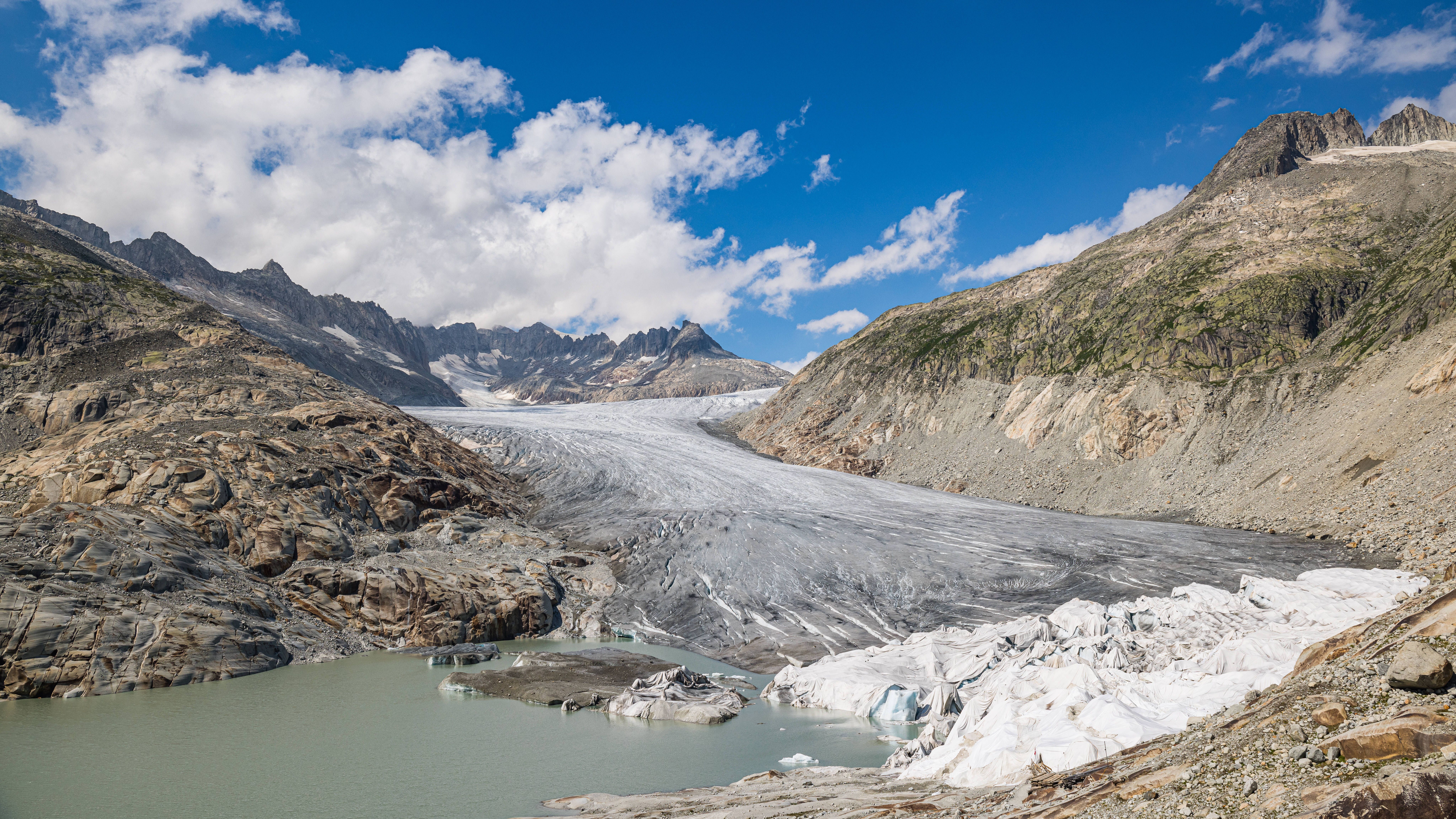 Blick auf den Rhonegletscher, welcher sich seit einigen Jahrzehnten immer stärker zurückzieht. 