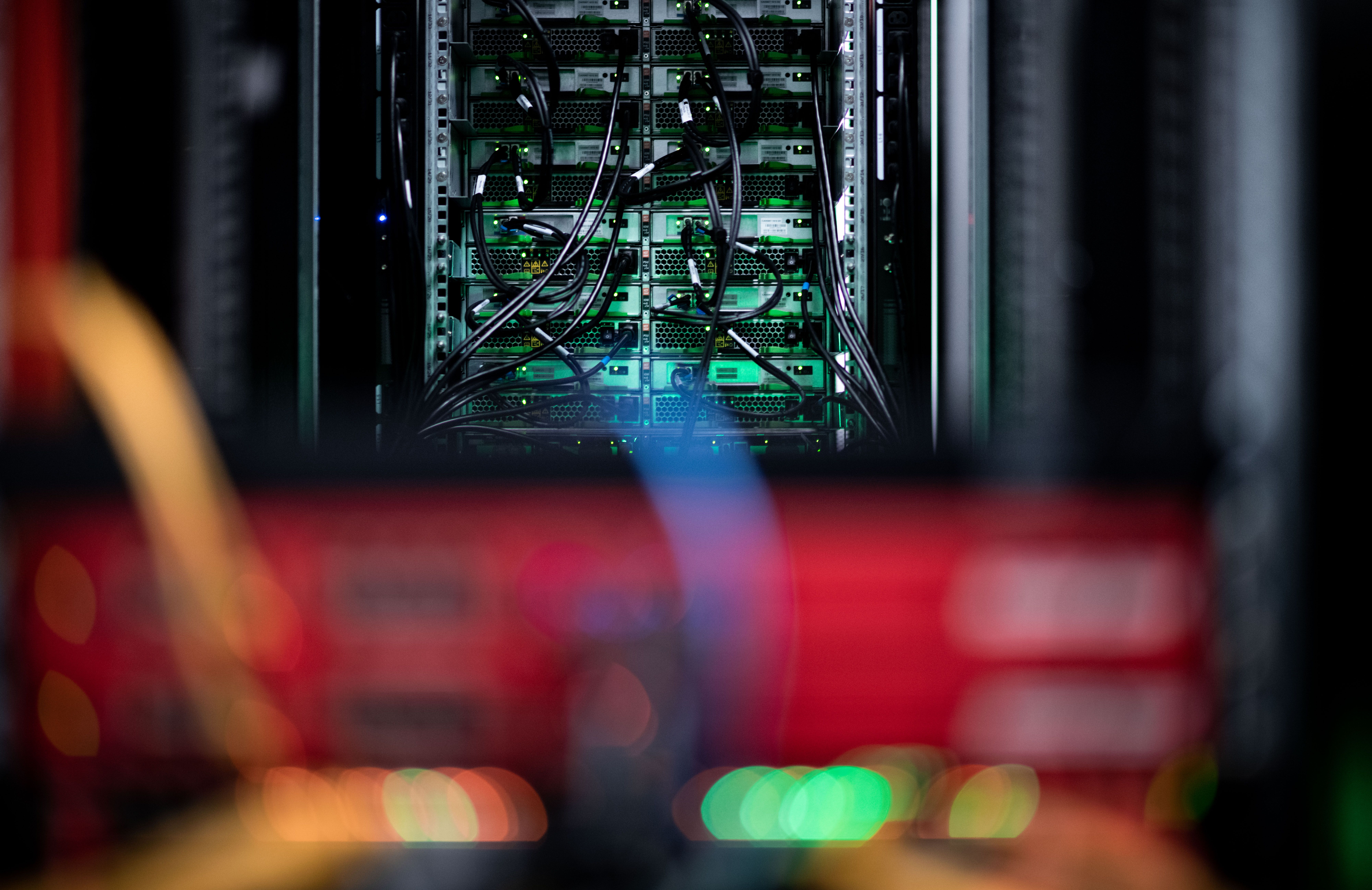 Netzwerkkabel sind an ein Rack angeschlossen in einem Serverraum