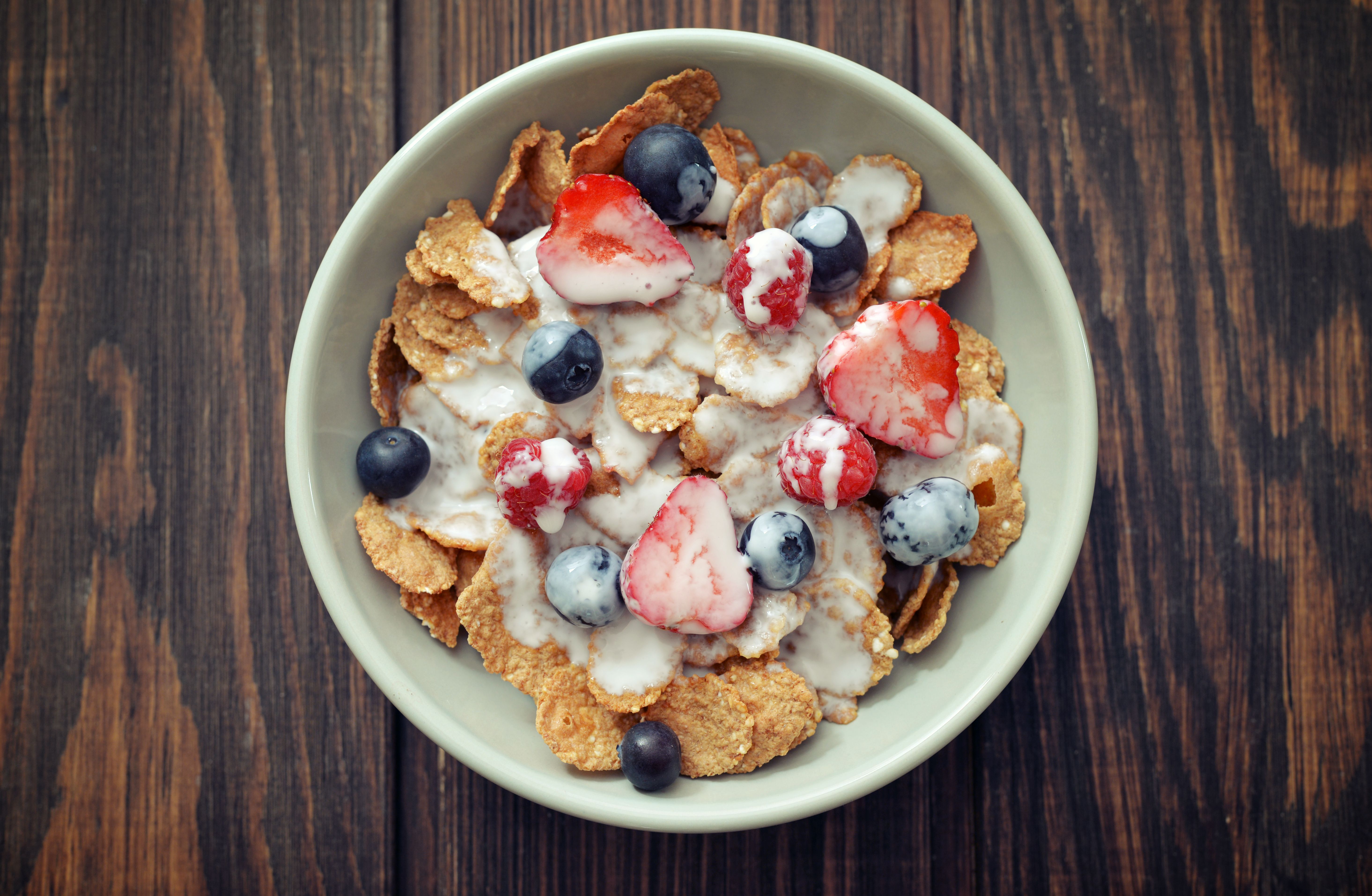 Bild einer Schüssel Kornflakes mit Beeren und Milch