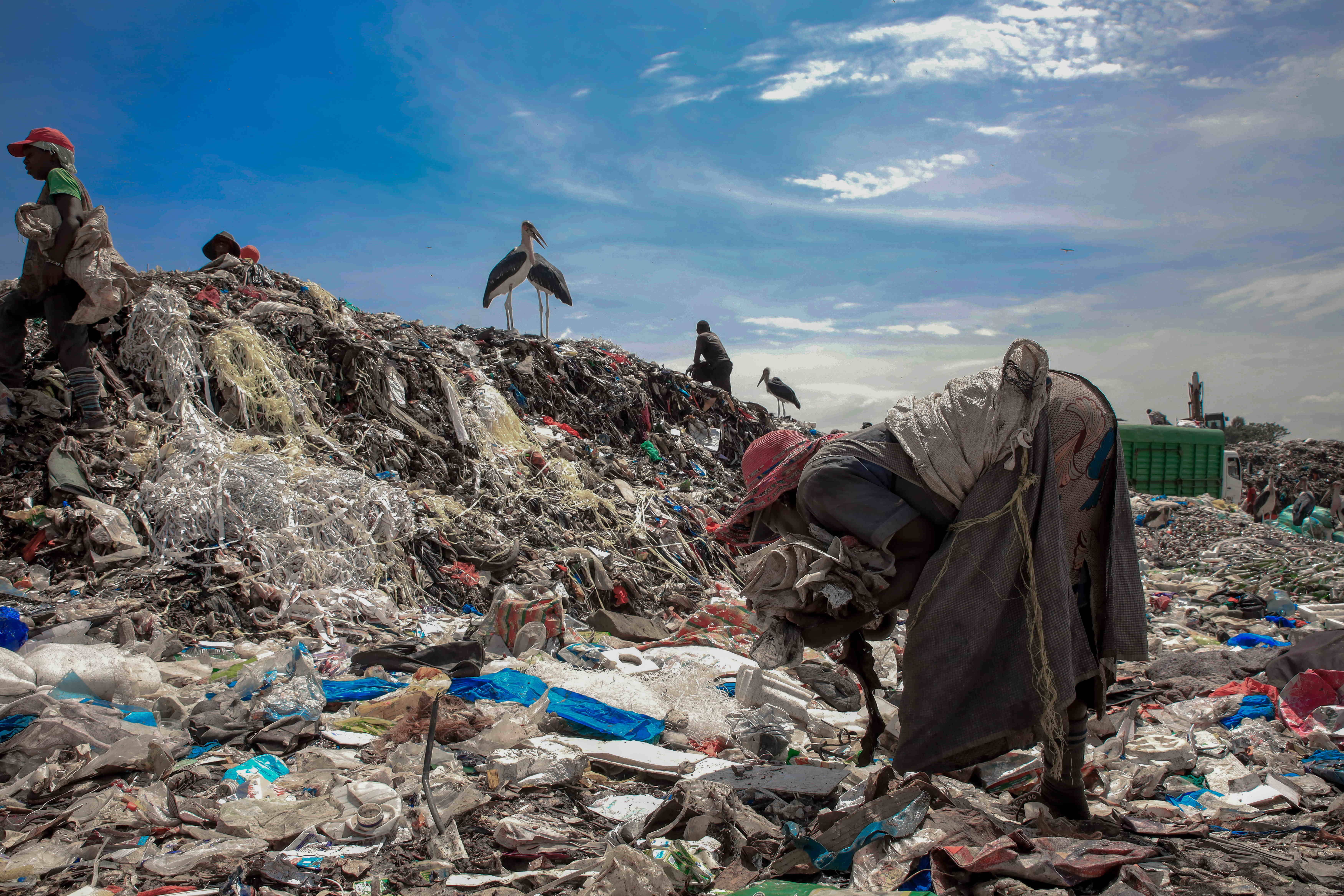 Eine Müllsammlerin auf der Deponie in Dandora