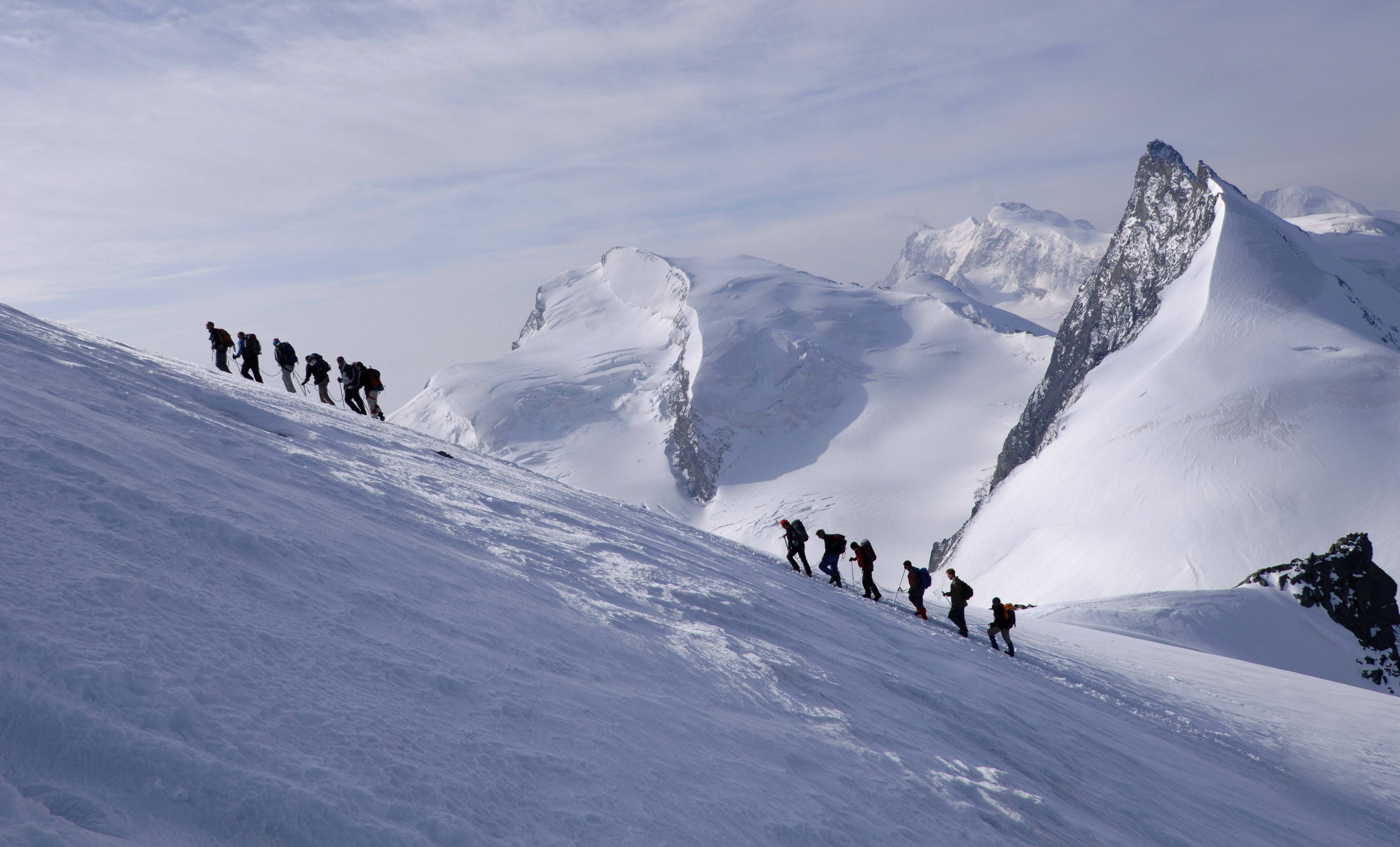 Der schmelzende Permafrost erschwert den Aufstieg zum Allalinhorn, die Seilschaften werden deshalb aus Sicherheitsgründen kleiner.