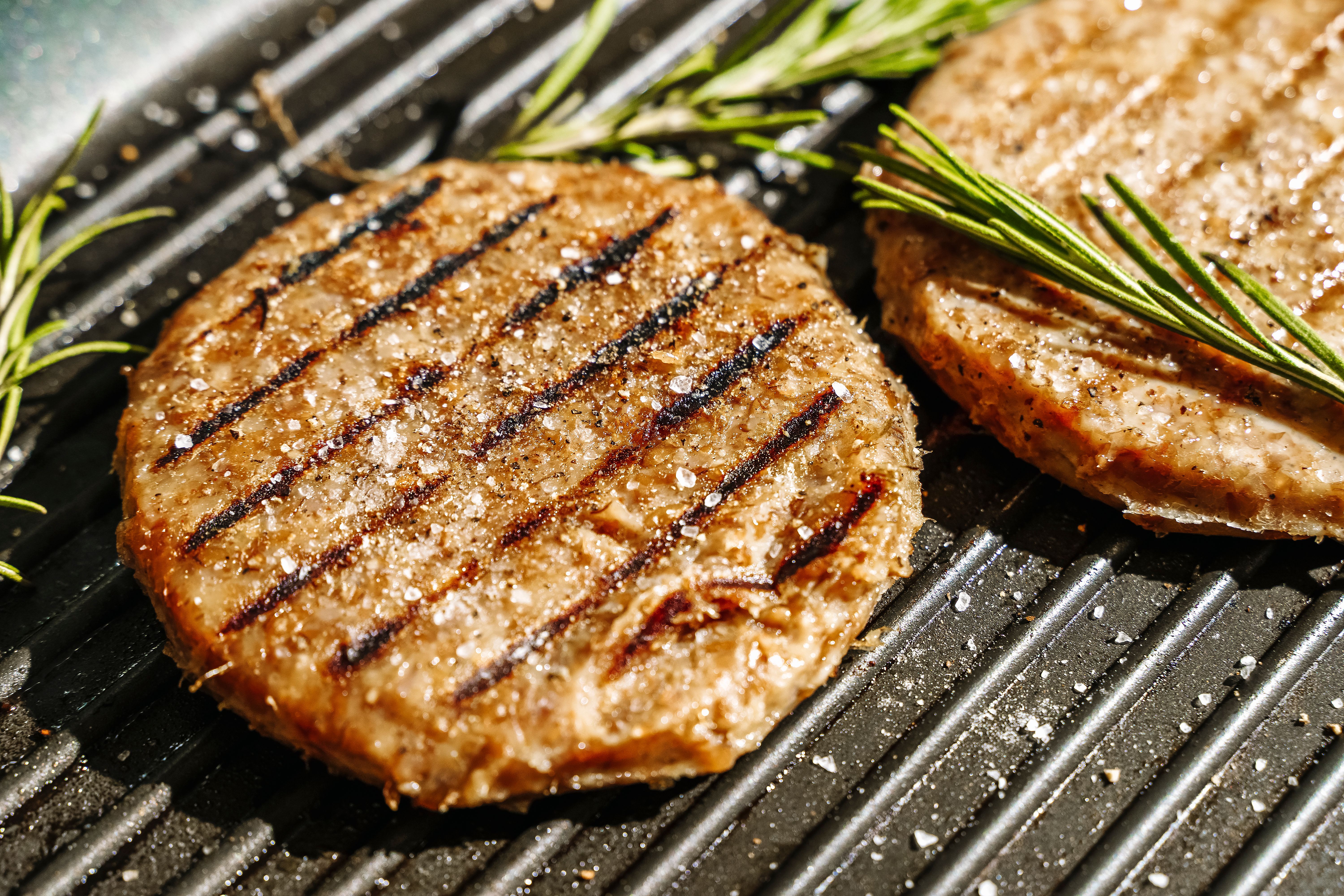 Laborfleisch auf einem Grill