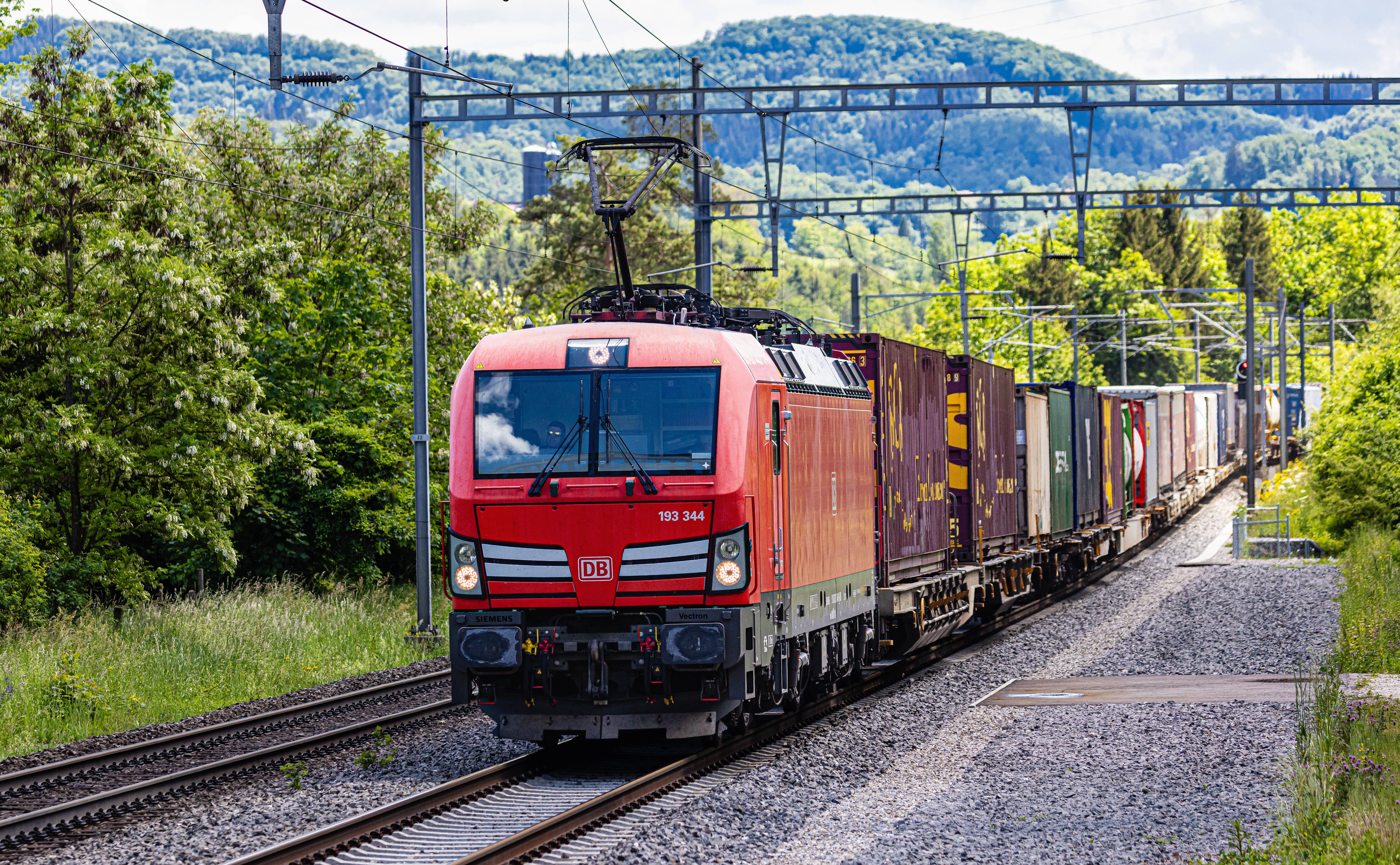Ein Güterzug bringt Ware aus dem Ausland in die Schweiz