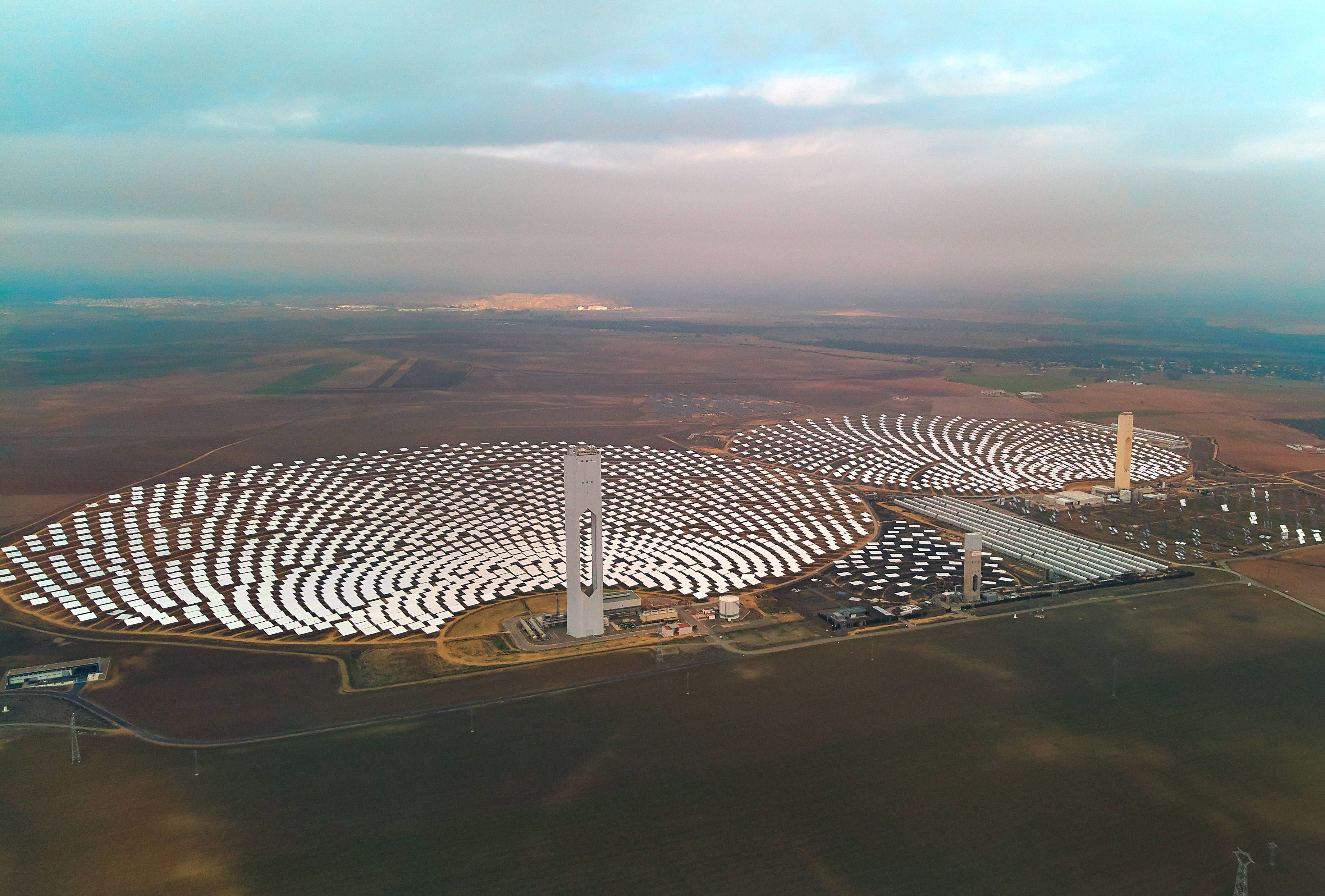 Gemasolar est la première centrale à échelle commerciale à associer les technologies de récepteurs à tour centrale et de stockage de la chaleur par sels fondus.
