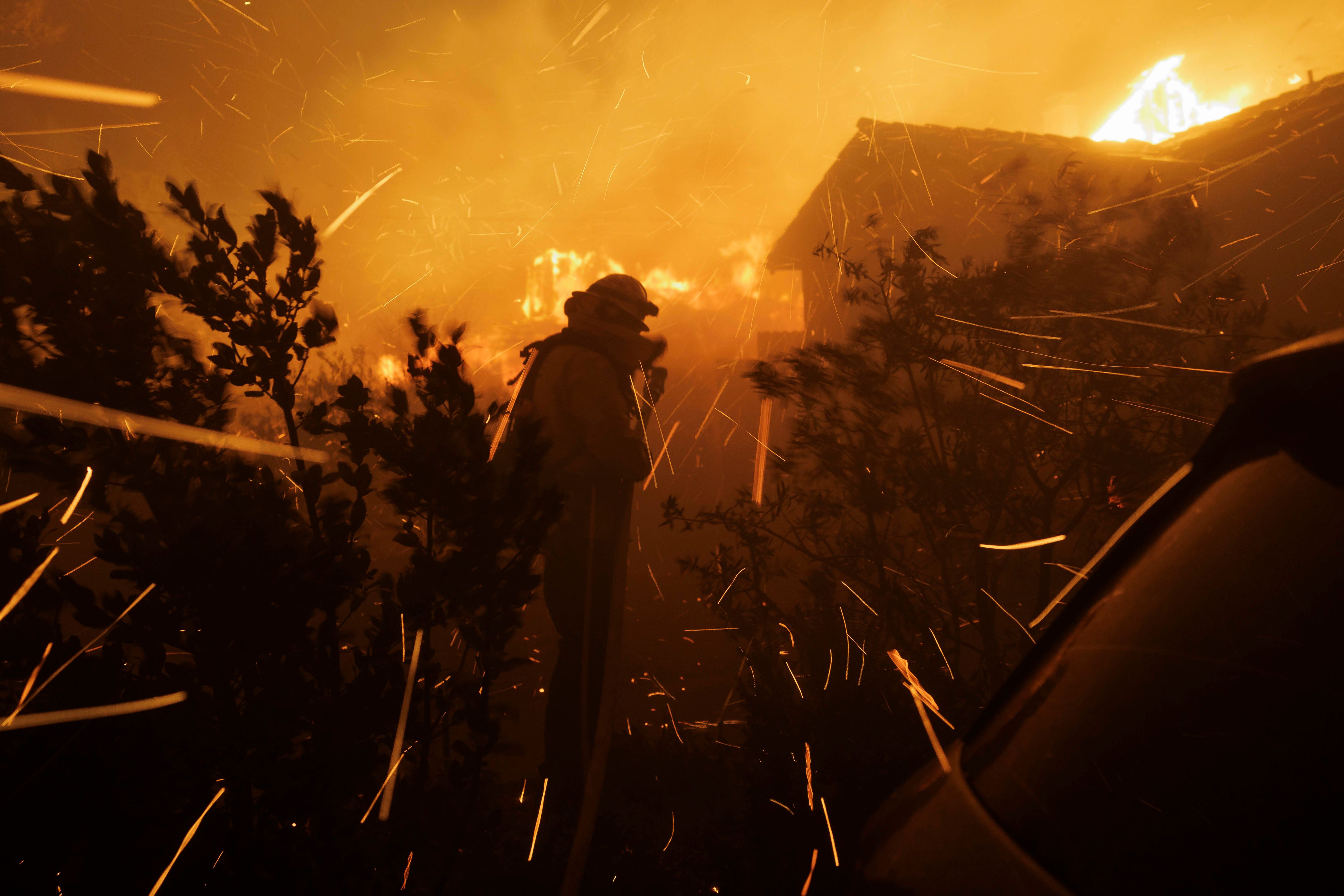 Feuerwehrmänner kämpfen gegen die Flammen bei den verheerenden Waldbränden in Los Angeles