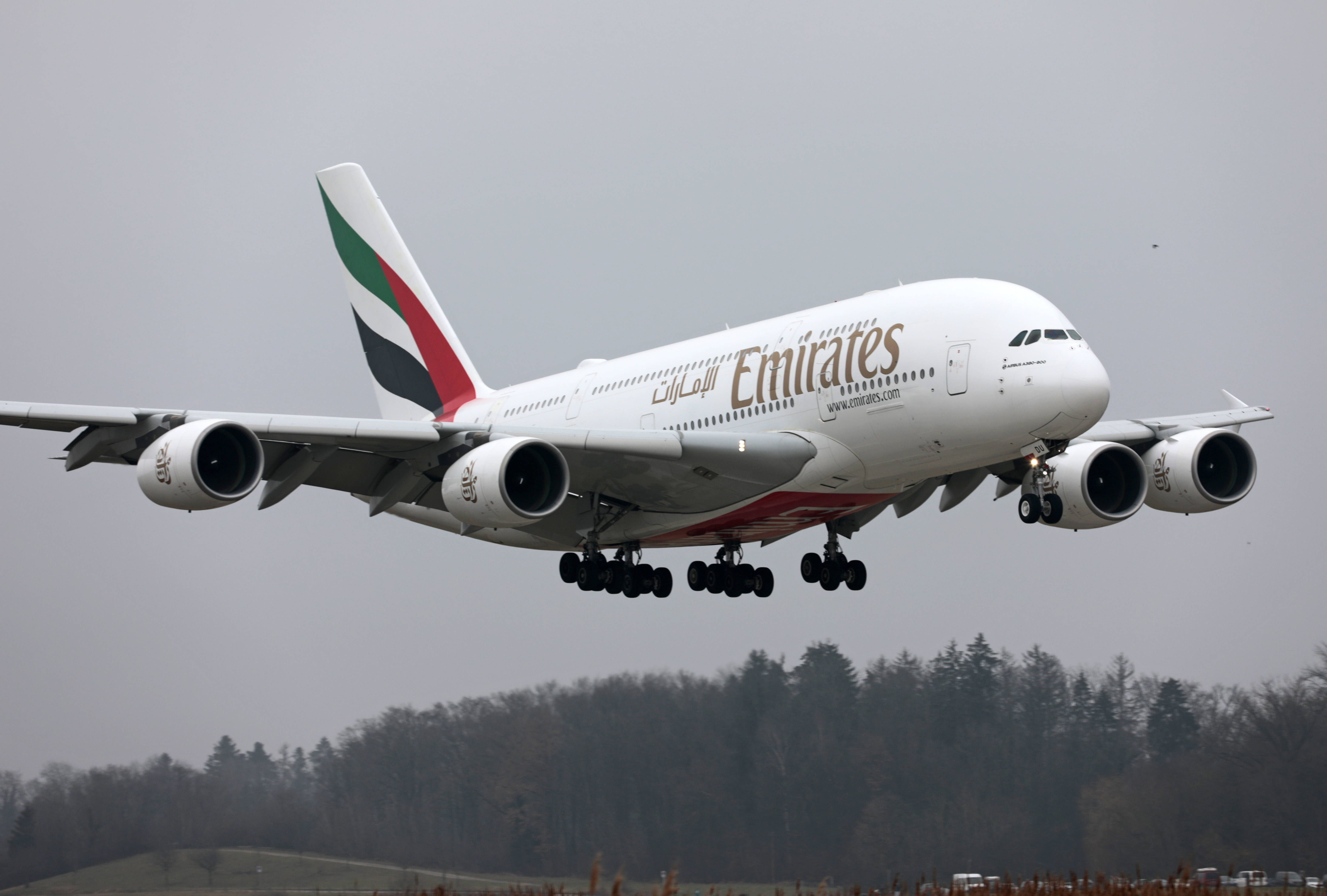 Eine Passagiermaschine der Emirates Airline beim Landeanflug in Zürich