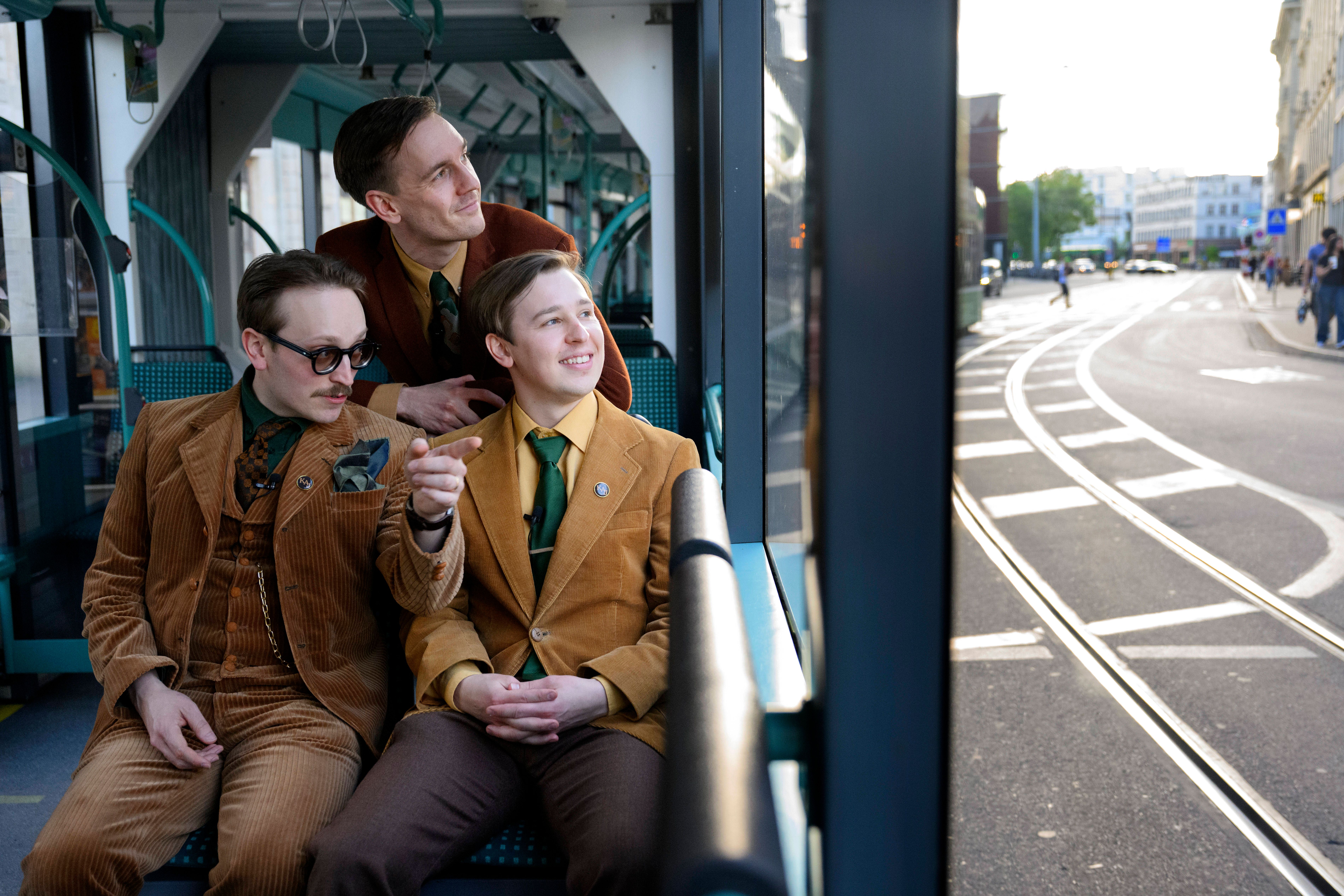 Die ESC-Delegation Schwedens der Band KAJ entdecken die Stadt mit dem Tram.