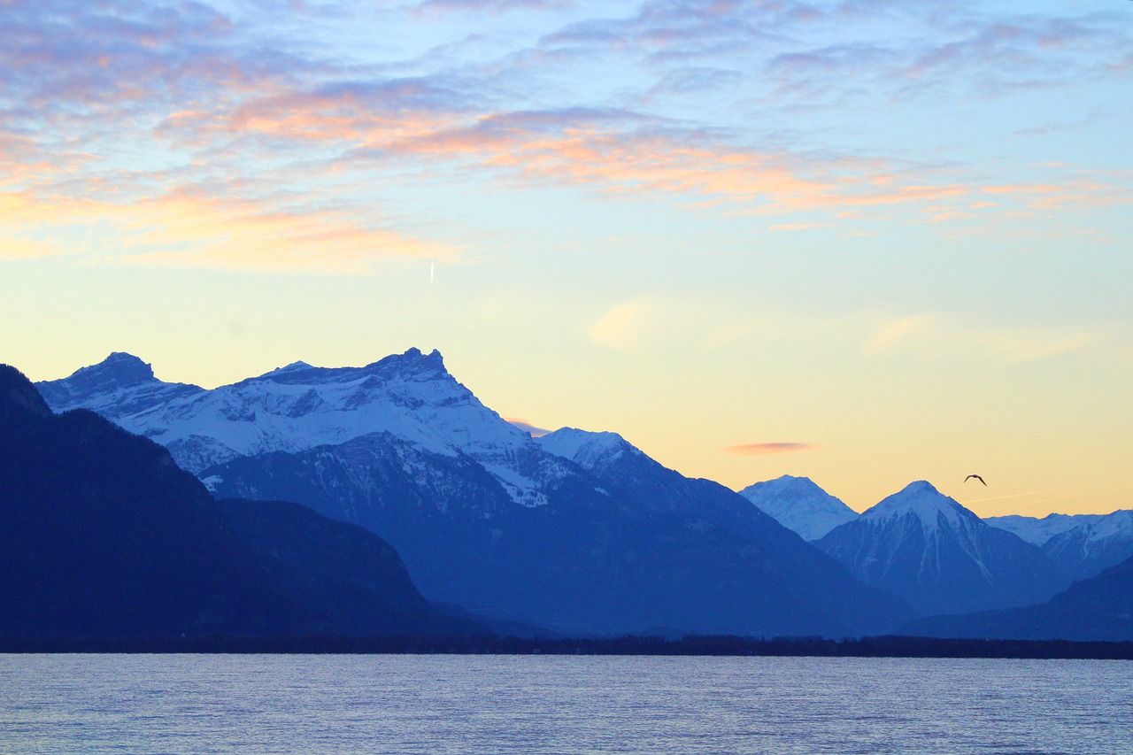 https://pixabay.com/photos/lake-geneva-sunrise-mountains-7631464/