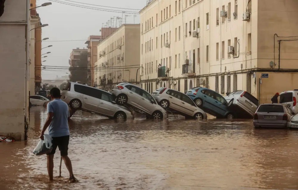 In der Stadt Valencia stapeln sich am Tag nach den Unwettern die Autos in den Strassen.