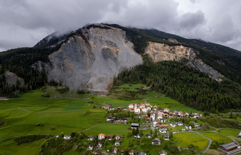 In Brienz (GR) bewegt sich der Berg. Lange hofften die Bewohner, dass ihr Dorf gesichert werden kann. Doch nun zeichnet sich ab, dass sie wohl doch umziehen müssen.