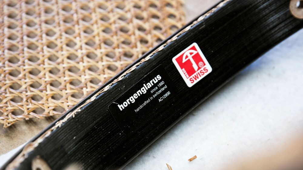 Seriennummer und Marke machen den Stuhl eindeutig identifizierbar – eine Grundlage für Rückverfolgbarkeit, Service und ein zweites Leben.