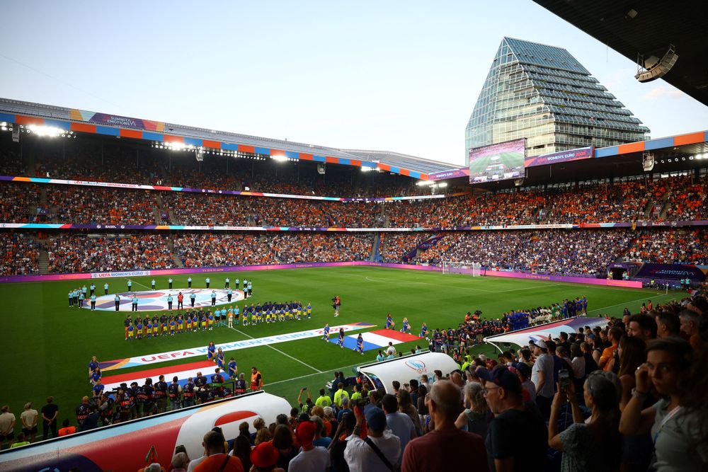 Un match de football de l'EURO 2025 au parc Saint-Jacques de Bâle