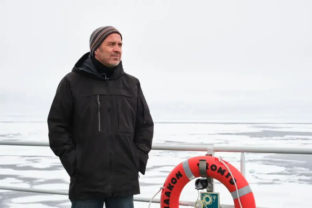 Der Expeditionsleiter und Geologe Jochen Knies von der Arctic University of Norway in Tromsö auf dem Helikopterdeck der «Kronprins Haakon» im Packeis des Arktischen Ozeans.