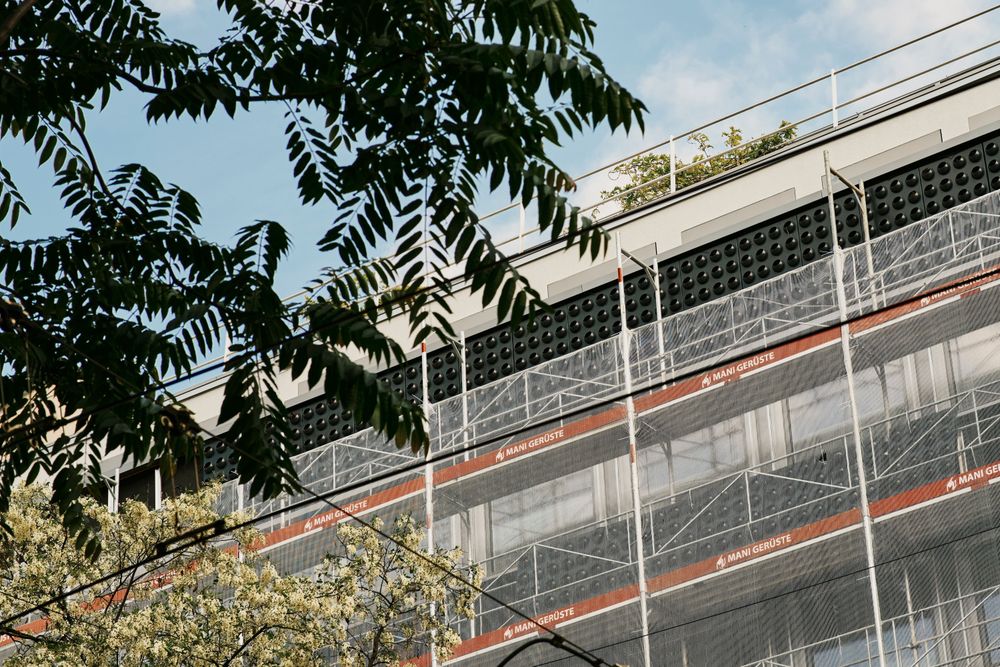 Die Fassade an der Löwenstrasse wird nun aufwendig abgerissen.