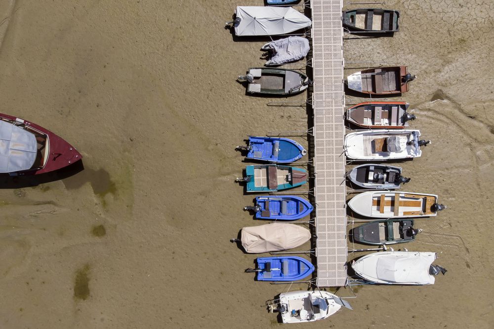 Dürren nehmen zu und werden stärker – diese Entwicklung ist auch eine Herausforderung für die Schweiz. Boote im Lac des Brenets, Juli 2022.