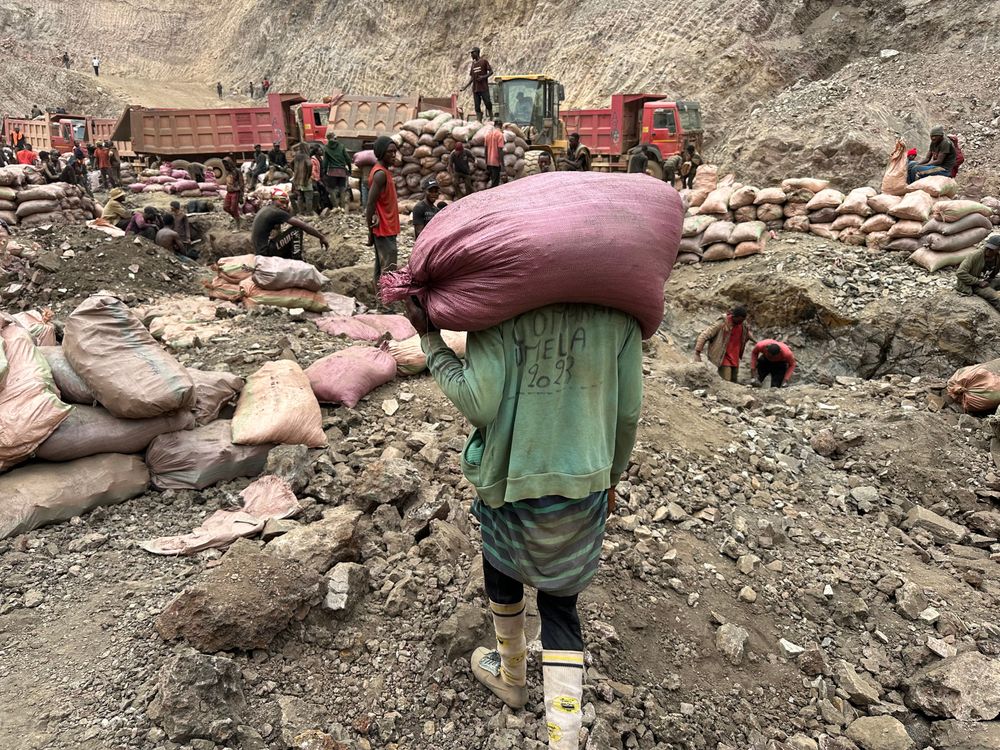 Ein Träger in der Shabara-Mine in der Demokratischen Republik Kongo. Hier wird Kobalt für Elektrogeräte unter prekärsten Arbeitsbedingungen abgebaut.