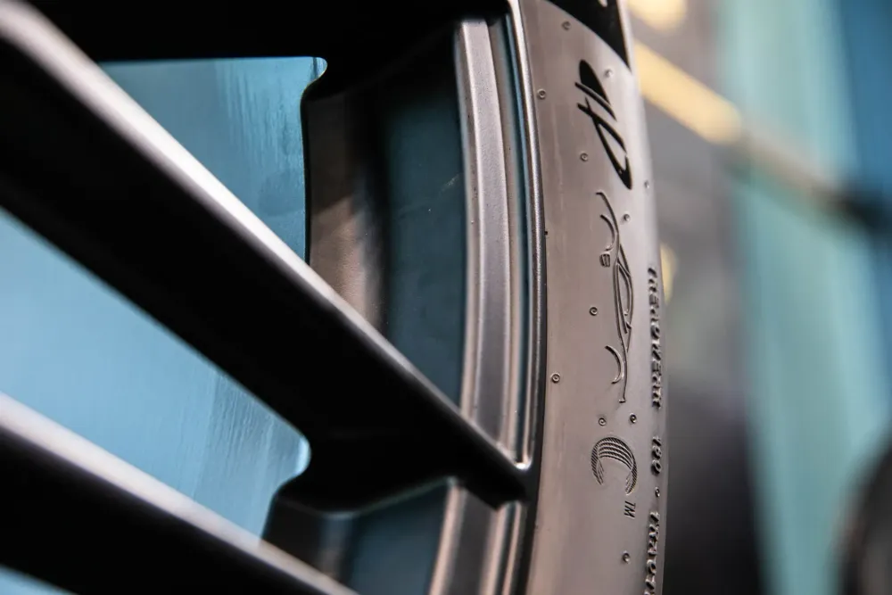 Pirelli kennzeichnet seinen neuen Cyber Tyre mit einem kleinen C in der Reifenflanke.