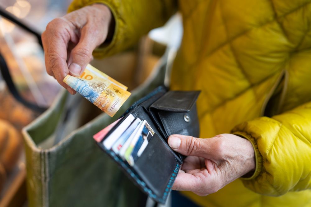 Vor der Abstimmung über «Bargeld ist Freiheit» geht es nicht nur um Sicherheit und Komfort, sondern auch um die Umweltbilanz von Bargeld und digitalen Zahlungen.