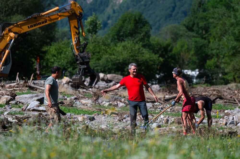 Grossgeschriebenes Solidaritätsprinzip: Nach dem Unwetter vom 21. Juni 2024 im Misox halfen rund 150 Freiwillige bei der Räumung von Trümmern auf Wiesen und Feldern. 
