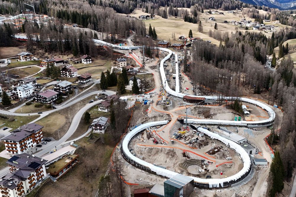 Die neue Bob- und Rodelbahn in Cortina während der Bauphase im Januar 2025.