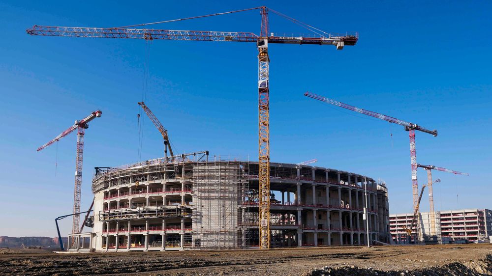 Eine der neuen Wettkampfstätten der Winterspiele in Mailand–Cortina: Die Milano Santagiulia Ice Hockey Arena in Assago nahe Mailand während der Bauphase 2025. 