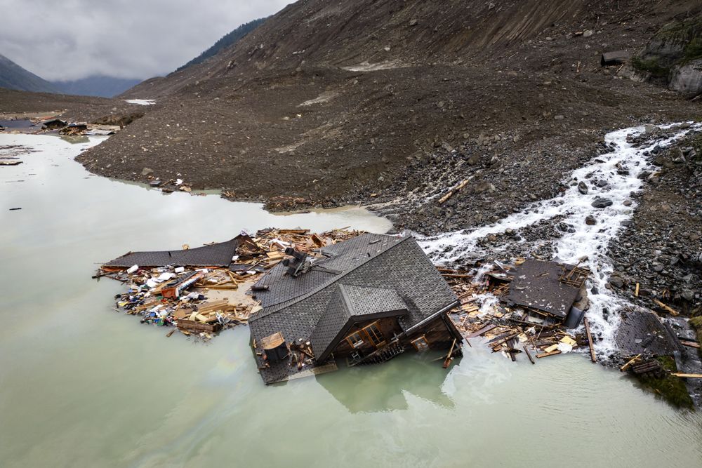 Versunkenes Haus in Blatten, im neuen See, der unmittelbar dem Bergsturz entstand.Keystone/Laurent Gillieron