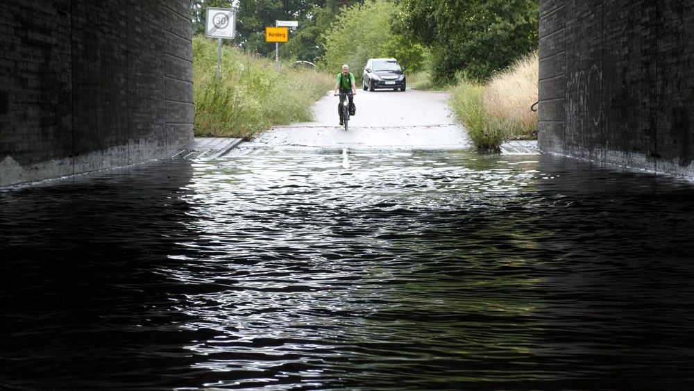 Schwere Gewitter setzten am Samstag in Nürnberg, Bayern, den Stadtteil Kornburg unter Wasser.
