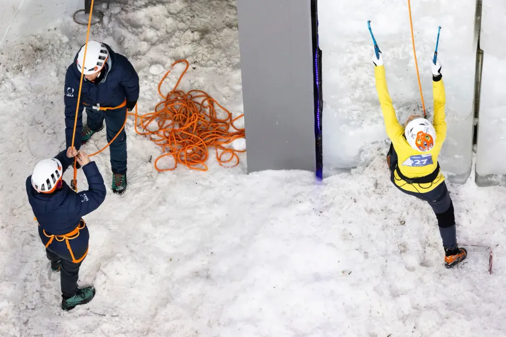 Unko Sasagawa erreicht das Ziel beim UIAA Ice Climbing World Cup in Saas-Fee am 24. Januar 2025: Der traditionsreiche Wintersportort passt sich dem Klimawandel an und bietet nun auch Eiskletter-Events an.