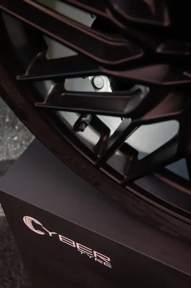 Nahaufnahme eines Sensor des neuen Cyber Tyre Pneu von Pirelli