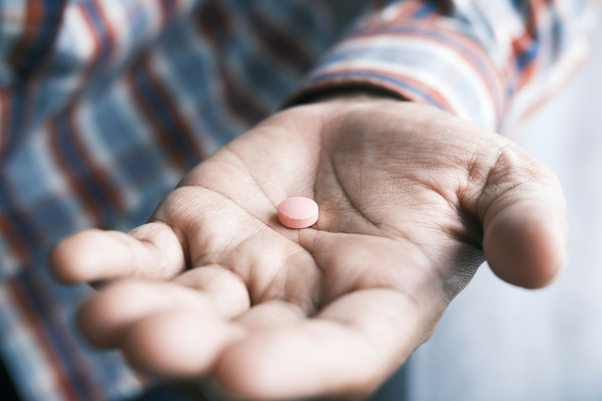 Die Krankenkassenprämien könnten um 5 Prozent steigen. Gleichzeitig streiten sich die Pharmafirmen und der Bund über Sparposten bei den Medikamenten