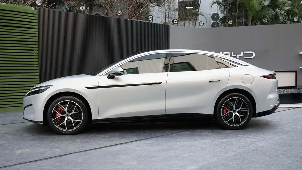 Die BYD-Limousine Han L soll mit 230 kW an der Vorderachse und 580 kW an der Hinterachse den bisher stärksten Tesla (Model S Plaid) in den Schatten stellen.