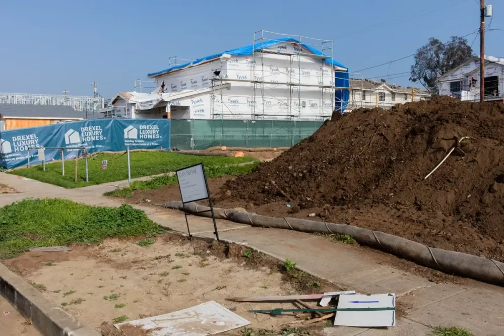 Ein Jahr nach dem Jahrhundertfeuer entstehen nun wieder die ersten Häuser in den Pacific Palisades.