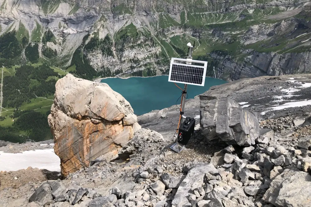 Ein Messgerät am Spitzen Stein oberhalb von Kandersteg wird durch Solarzellen mit Strom versorgt.
