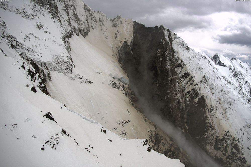 Am Kleinen Nesthorn im Lötschental sind am Montag weitere Teile des Felses abgebrochen und auf den Gletscher gestürzt.