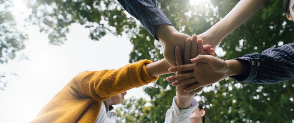 Image symbolique avec des mains pour illustrer les points communs